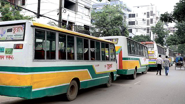ঢাকায় উত্তরা বিশ্ববিদ্যালয়ের এক ছাত্রীকে যৌন হয়রানির চেষ্টার প্রতিবাদে তুরাগ পরিবহনের বেশ কিছু গাড়ি আটকে রাখেন বিশ্ববিদ্যালয়ের শিক্ষার্থীরা। ছবি: প্রথম আলো