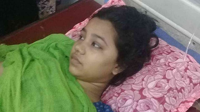 হাসপাতালে রোজিনা আক্তার। ছবিটি ফেসবুক থেকে নেওয়া