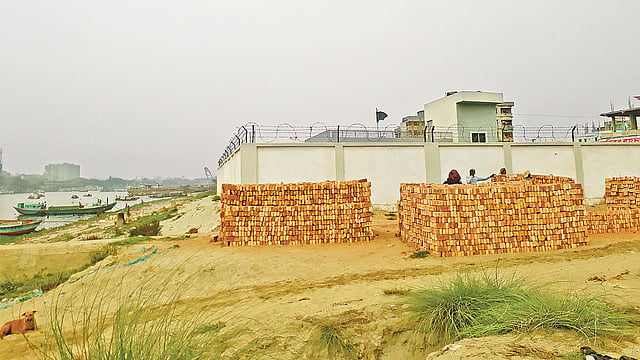 নারায়ণগঞ্জের শীতলক্ষ্যা নদীর জায়গায় গড়ে উঠেছে ভূমি কার্যালয়। পাশেই চলছে ইট–বালুর অবৈধ ব্যবসা। সম্প্রতি বন্দর এলাকায়। ছবি: প্রথম আলো