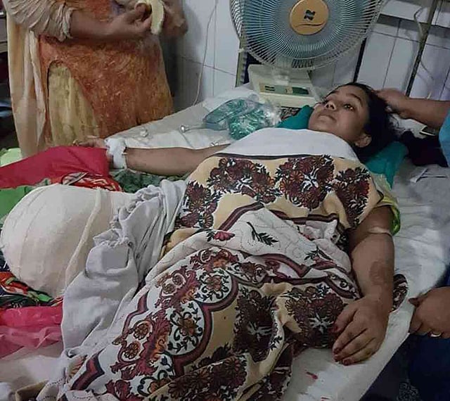 হাসপাতালে রোজিনা আক্তার। ছবিটি ফেসবুক থেকে নেওয়া