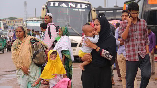 সিলেট-ঢাকা মহাসড়কে বাস ধর্মঘটের কারণে টার্মিনালে এসে বিপাকে পড়েন যাত্রীরা। কদমতলী কেন্দ্রীয় বাস টার্মিনাল,সিলেট, ৪ মে। ছবি: আনিস মাহমুদ