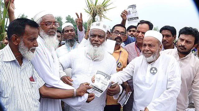 গাজীপুর সিটি করপোরেশন নির্বাচনে বিএনপির মেয়র পদপ্রার্থী হাসান উদ্দিন সরকারের গণসংযোগ। গতকাল সকালে কাউলতিয়া ইউনিয়নে। ছবি: প্রথম আলো