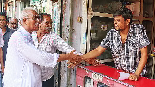 গণসংযোগে ব্যস্ত আ.লীগ প্রার্থী তালুকদার আবদুল খালেক। গতকাল খুলনার দৌলতপুরে। প্রথম আলো