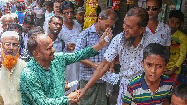 খুলনার মিস্ত্রিপাড়ায় গণসংযোগে ব্যস্ত বিএনপির প্রার্থী নজরুল ইসলাম। প্রথম আলো