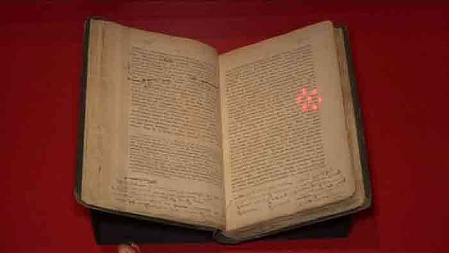 কার্ল মার্ক্স রচিত ‘দাস ক্যাপিটাল’ গ্রন্থ প্রদর্শন করা হয় জার্মানির ট্রিয়েরে। ছবি: রয়টার্স