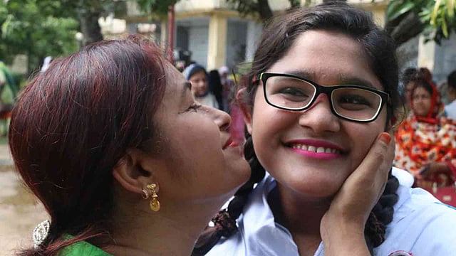 রাজশাহী পিএন সরকারি বালিকা উচ্চবিদ্যালয়ে শিক্ষার্থী ও অভিভাবকের উল্লাস। ছবি: শহীদুল ইসলাম