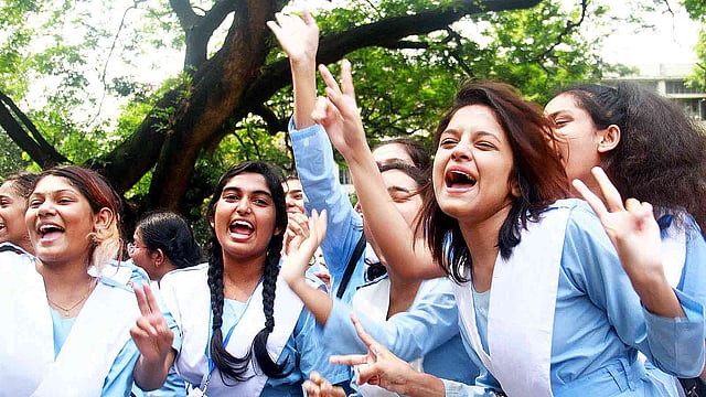 পরীক্ষার ফলের পর ভিকারুননিসা নূন স্কুল অ্যান্ড কলেজের শিক্ষার্থীদের উচ্ছ্বাস। ছবি: ফোকাস বাংলা