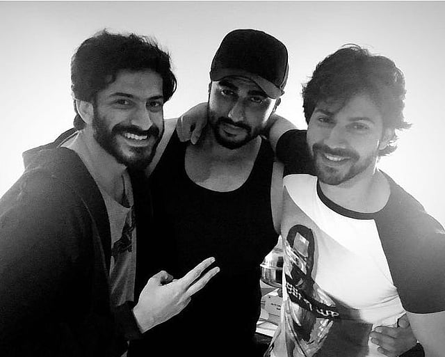 নাচের মহড়ার ফাঁকে সোনমের ভাই হর্ষবর্ধন কাপুর, চাচাতো ভাই অর্জুন কাপুর ও বন্ধু বরুণ ধাওয়ান