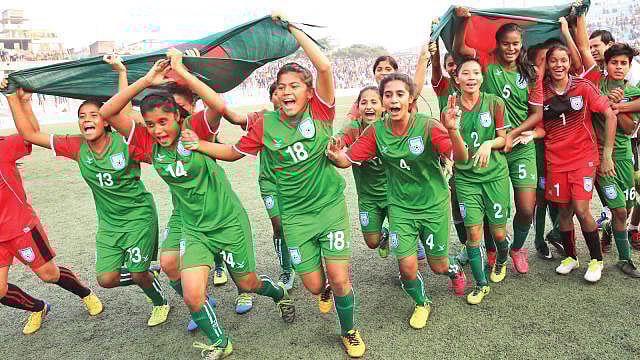 মাঠের এই চ্যাম্পিয়ন মেয়েরাই এসএসসি পরীক্ষাতেও পাশ করেছে। ফাইল ছবি