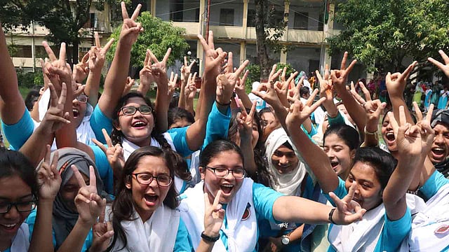 ফল প্রকাশের পর রাজশাহী পিএন সরকারি বালিকা উচ্চ বিদ্যালয়ে শিক্ষার্থীদের উল্লাস। ছবি: শহীদুল ইসলাম