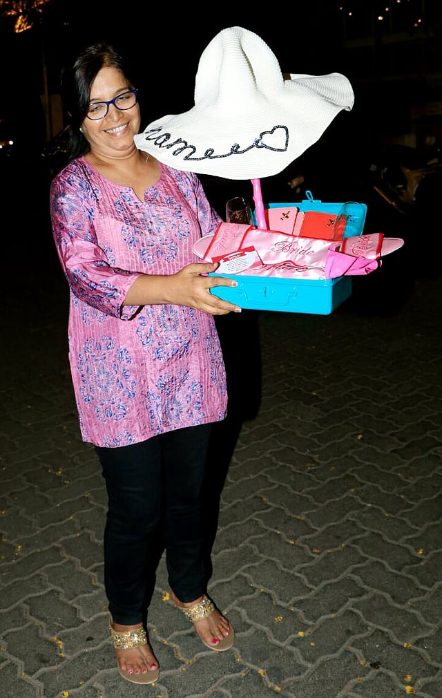 কনের জন্য বাড়িতে তত্ত্ব আসা শুরু হয়েছে।