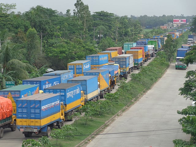 মিরসরাইয়ের ঢাকা-চট্টগ্রাম মহাসড়কে আটকে আছে ঢাকাগামী গাড়ি। মিরসরাই পৌরবাজার, চট্টগ্রাম, ১০ মে। ছবি: ইকবাল হোসেন