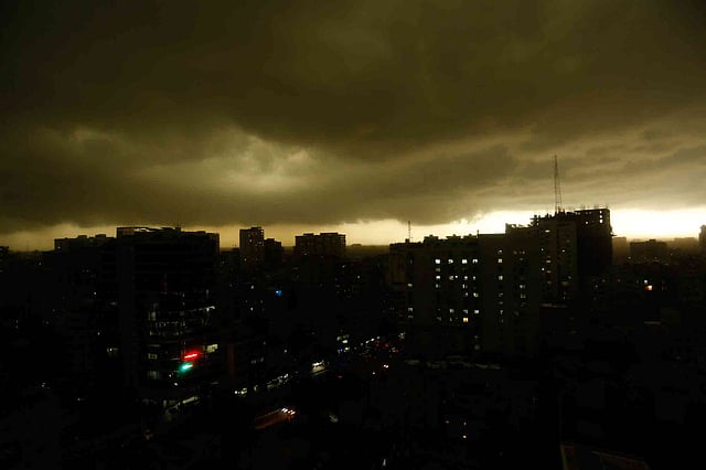 আকাশে কালো মেঘ জমে আজ সকালে রাজধানীতে নেমে আসে আঁধার৷ নয়াপল্টন, ঢাকা, ১০ মে। ছবি: সুমন ইউসুফ