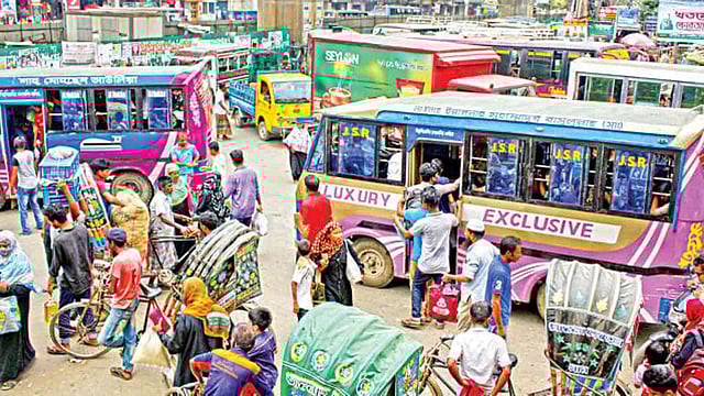 রাজধানীতে গণপরিবহনে শৃঙ্খলা আনার যেন কেউ নেই। প্রথম আলোর ফাইল ছবি