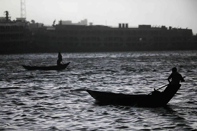 আঁধারে বুড়িগঙ্গার বুকে। ১০ মে, সদরঘাট। দীপু মালাকার