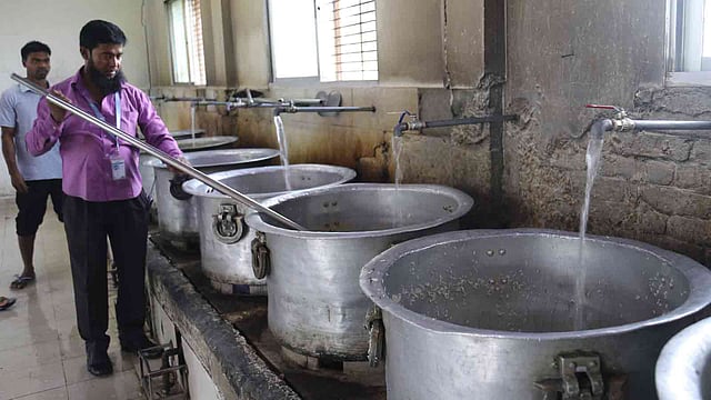 ঢাকার ধামরাইয়ে স্নোটেক্স আউটার ওয়্যার লিমিটেডের স্টাফ ও শ্রমিকদের জন্য এই রান্না হয়। শ্রমিকদের জন্য আছে আরও নানা সুবিধা। ছবি: সাবরিনা ইয়াসমিন