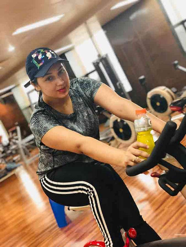 আজ শুক্রবার দুপুরে ব্যায়ামাগারে অপু বিশ্বাস। ছবি: প্রথম আলো