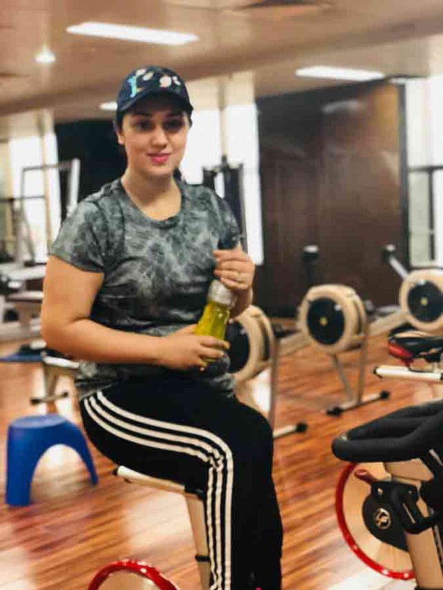 আজ শুক্রবার দুপুরে ব্যায়ামাগারে অপু বিশ্বাস। ছবি: প্রথম আলো