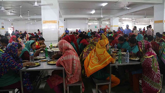কারখানার খাবার রুমে একসঙ্গে খেতে পারেন ১ হাজার ৪০০ শ্রমিক। ছবি: সাবরিনা ইয়াসমিন