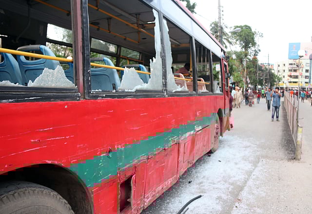 ছাত্রলীগের নেতা-কর্মীরা কুমিল্লা বিশ্ববিদ্যালয়ের শিক্ষার্থীদের বহনকারী বাস ভাঙচুর করেন। কুমিল্লা, ১৩ মে। ছবি: এমদাদুল হক