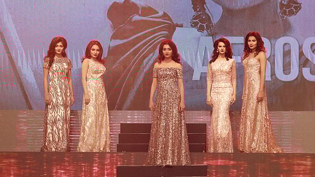 চূড়ান্ত পর্বের দিকে তাঁরা পাঁচ।