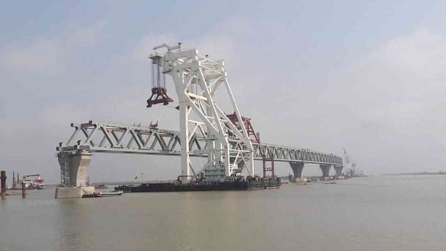 জাজিরা প্রান্তে ৪০ ও ৪১ নম্বর পিলারের ওপর চতুর্থ স্প্যানটি বসানো হয়। ১৩ মে। ছবি: সত্যজিৎ ঘোষ