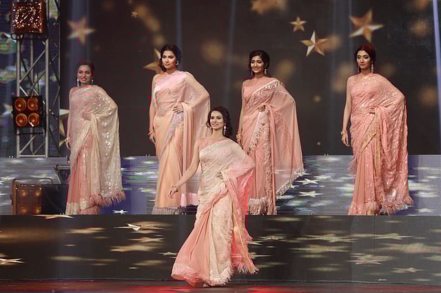 গ্র্যান্ডফিনালের মঞ্চে সেরা পাঁচ।