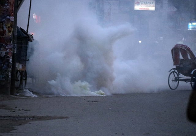 পরিস্থিতি নিয়ন্ত্রণে আনতে পুলিশ কাঁদানে গ্যাসের শেল ছুড়লে পুরো এলাকা ধোঁয়ায় আচ্ছন্ন হয়ে যায়। কুমিল্লা, ১৩ মে। ছবি: এমদাদুল হক