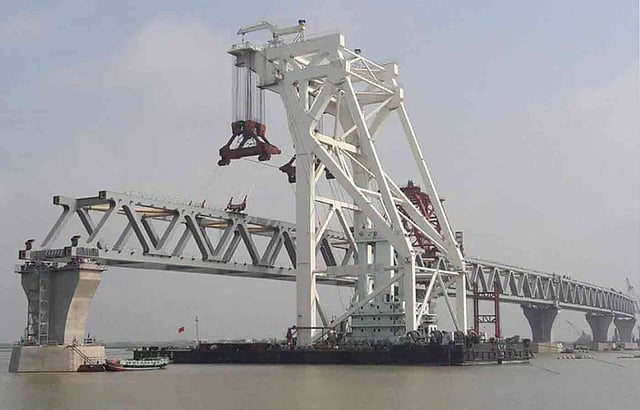 পদ্মা সেতুর চতুর্থ স্প্যান বসেছে। ১৩ মে। ছবি: সত্যজিৎ ঘোষ