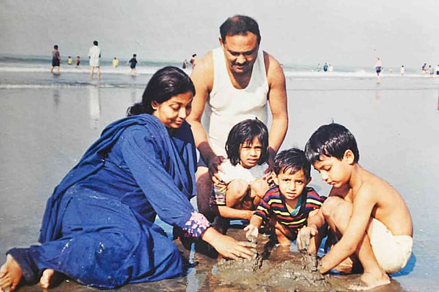 মা–বাবা, ভাইবোনদের সঙ্গে ছোট তামিম ইকবাল (ডান থেকে দ্বিতীয়)