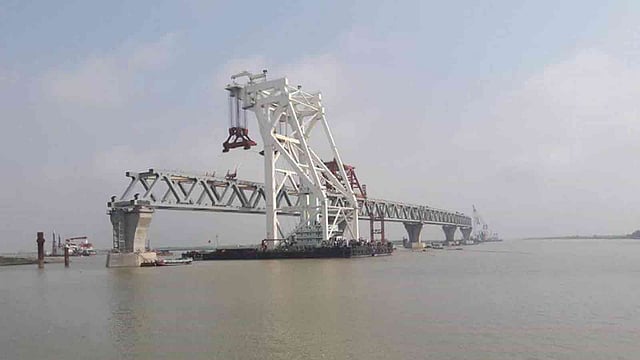 ১৫০ মিটার দীর্ঘ এই স্প্যান বসানোর মধ্য দিয়ে পদ্মা সেতুর ৬০০ মিটার দৃশ্যমান হলো। ১৩ মে। ছবি: সত্যজিৎ ঘোষ