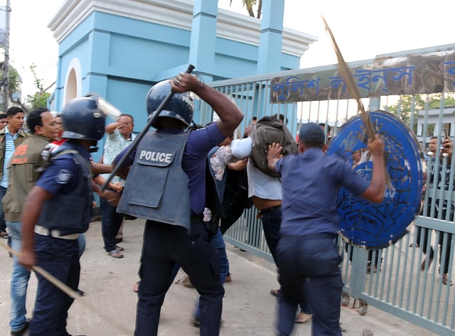 দুই পক্ষের পাল্টাপাল্টি ধাওয়া ও সংঘর্ষের একপর্যায়ে পুলিশ লাঠিপেটা শুরু করে। কুমিল্লা, ১৩ মে। ছবি: এমদাদুল হক