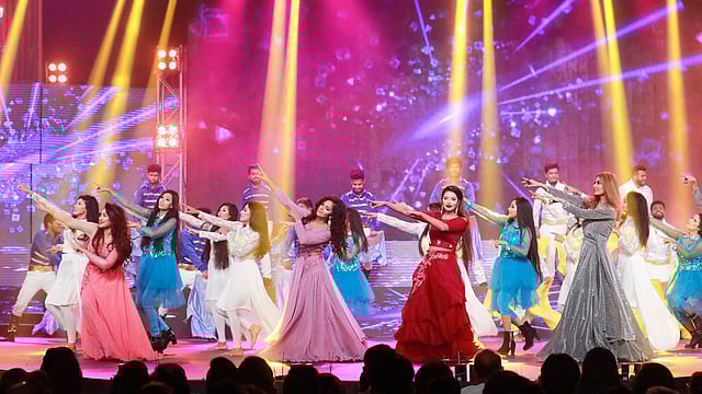 গ্র্যান্ডফিনালের মঞ্চে দলীয় নৃত্য।