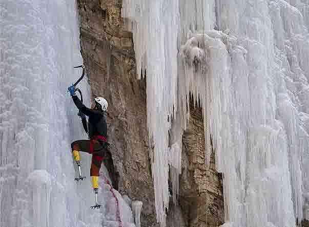 ৬৯ বছর বয়সী শিয়া বোও এভারেস্টে উঠছেন। ছবি: সিনহুয়া