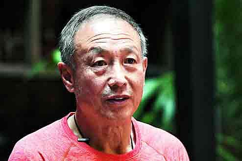 ৪৩ বছর আগে শিয়া বোও প্রথম এভারেস্টের চূড়ার কাছাকাছি গিয়ে প্রচণ্ড ঠান্ডায় অসুস্থ হয়ে পড়েন। এ কারণে পায়ে ক্যানসার হওয়ায় ১৯৯৬ সালে হাঁটুর নিচ থেকে দুই পা কেটে ফেলতে হয়। কিন্তু পিছপা হননি শিয়া। ছবি: সংগৃহীত