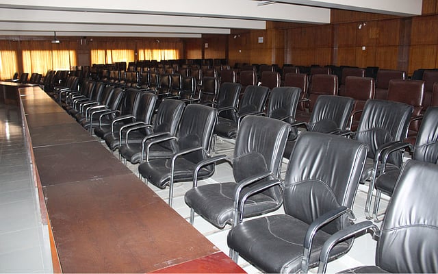 প্রতিটি চেয়ারের দাম ১৭ হাজার ৮০০ টাকা করে। ছবি: আবদুল কুদ্দুস