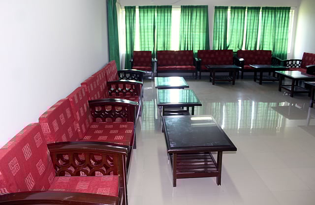 প্রতিটি সোফার দাম ৯৫ হাজার ৫০০ টাকা। টি-টেবিলের দাম ৩০ হাজার ৫০০ টাকা করে। ছবি: আবদুল কুদ্দুস