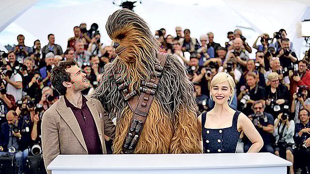 কানের আনুষ্ঠানিক ফটোকলে সোলো: আ স্টার ওয়ারস স্টোরি ছবির ‘হান সোলো’ অলডেন এরেনরাইক, ‘বনমানুষ চিউবাকা’ জোনাস সুতামো ও ‘কিরা’ এমিলিয়া ক্লার্ক। ছবি: সংগৃহীত