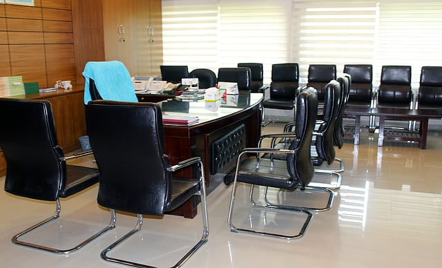 কর্মকর্তাদের এসব চেয়ারের একেকটির দাম ৬৫ হাজার টাকা এবং টেবিলের দাম ৯৮ হাজার ৪৭৫ টাকা করে। ছবি: আবদুল কুদ্দুস