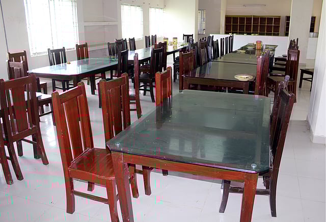 প্রতিটি ডাইনিং টেবিলের দাম ৯৫ হাজার ৫০০ টাকা করে। ছবি: আবদুল কুদ্দুস