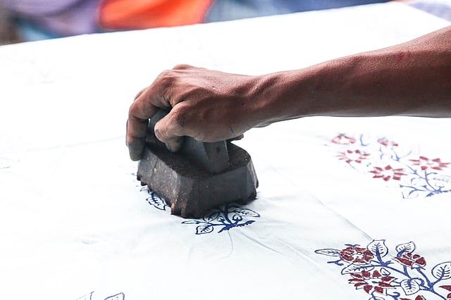 সাদা কাপড়ের নীল রঙের নকশা।