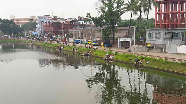 মাদারীপুরে শকুনি লেকে ছিপ দিয়ে মাছ ধরছেন শৌখিন মৎস্য শিকারিরা। ১৮ মে ২০১৮। ছবি: অজয় কুন্ডু