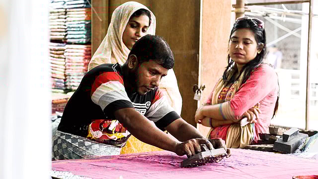 ব্লকে নকশার ছাপ দিচ্ছেন কারিগরেরা। গত বৃহস্পতিবার নিউমার্কেটের একটি দোকানে। প্রথম আলো