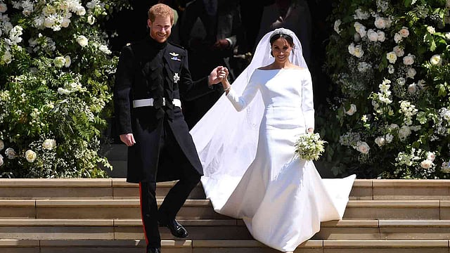 বিয়ের পর গির্জা ছেড়ে যাচ্ছেন বর-বনে। ছবি: রয়টার্স