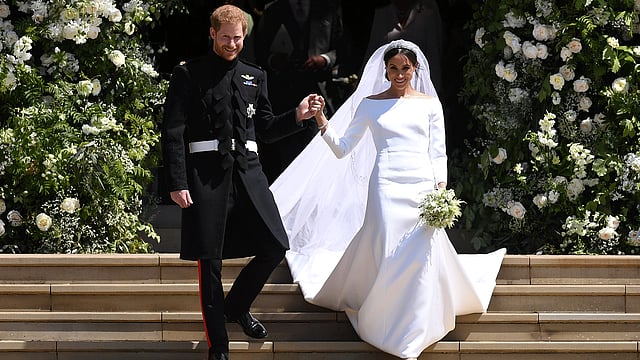 বিয়ের আনুষ্ঠানিকতা শেষে সেন্ট জর্জেস চ্যাপেল থেকে বেরিয়ে আসেন প্রিন্স হ্যারি ও মেগান মার্কেল। গতকাল যুক্তরাজ্যের উইন্ডসরে। ছবি: রয়টার্স