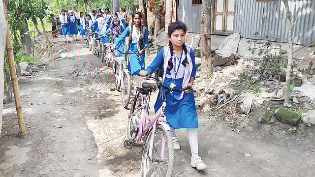 শরীয়তপুরের এই কিশোরীরাই ঠেকিয়ে দেয় বাল্যবিবাহ। ছবি: প্রথম আলো