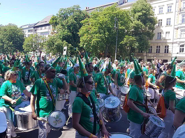নানা দেশের সম্মিলিত অংশগ্রহণে বাদক দল।