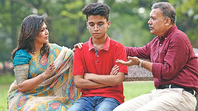 কোনো কারণে পরীক্ষার ফলাফল খারাপ হলেও সন্তানের পাশে থাকুন। মডেল: দিনা আলম, ফাহিম ও নাসিম উদ্দিন আহমেদ। ছবি: সুমন ইউসুফ