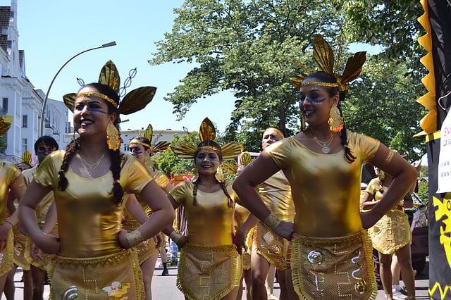 হুগো চাভেজের দেশ ভেনিজুয়েলার সাংস্কৃতিক দল।
