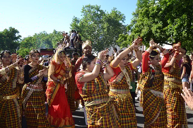 ঐতিহ্যবাহী পোশাকে বিশ্ব সংস্কৃতির মহামিছিলে বাংলাদেশিরা।
